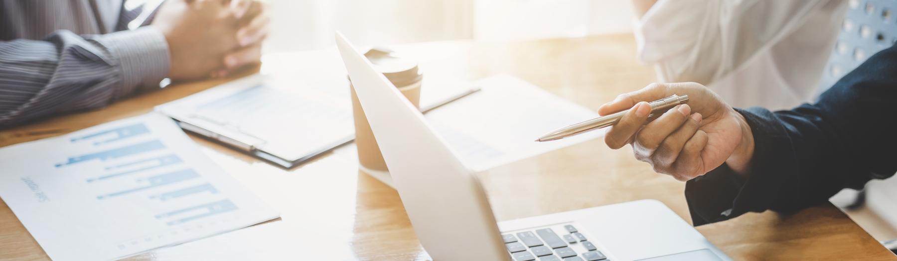 Drei diskutierende Personen an einem Tisch